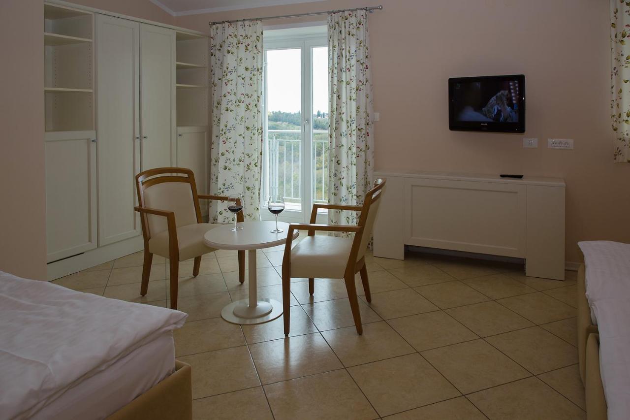 Hotel Kozana Dobrovo Luaran gambar