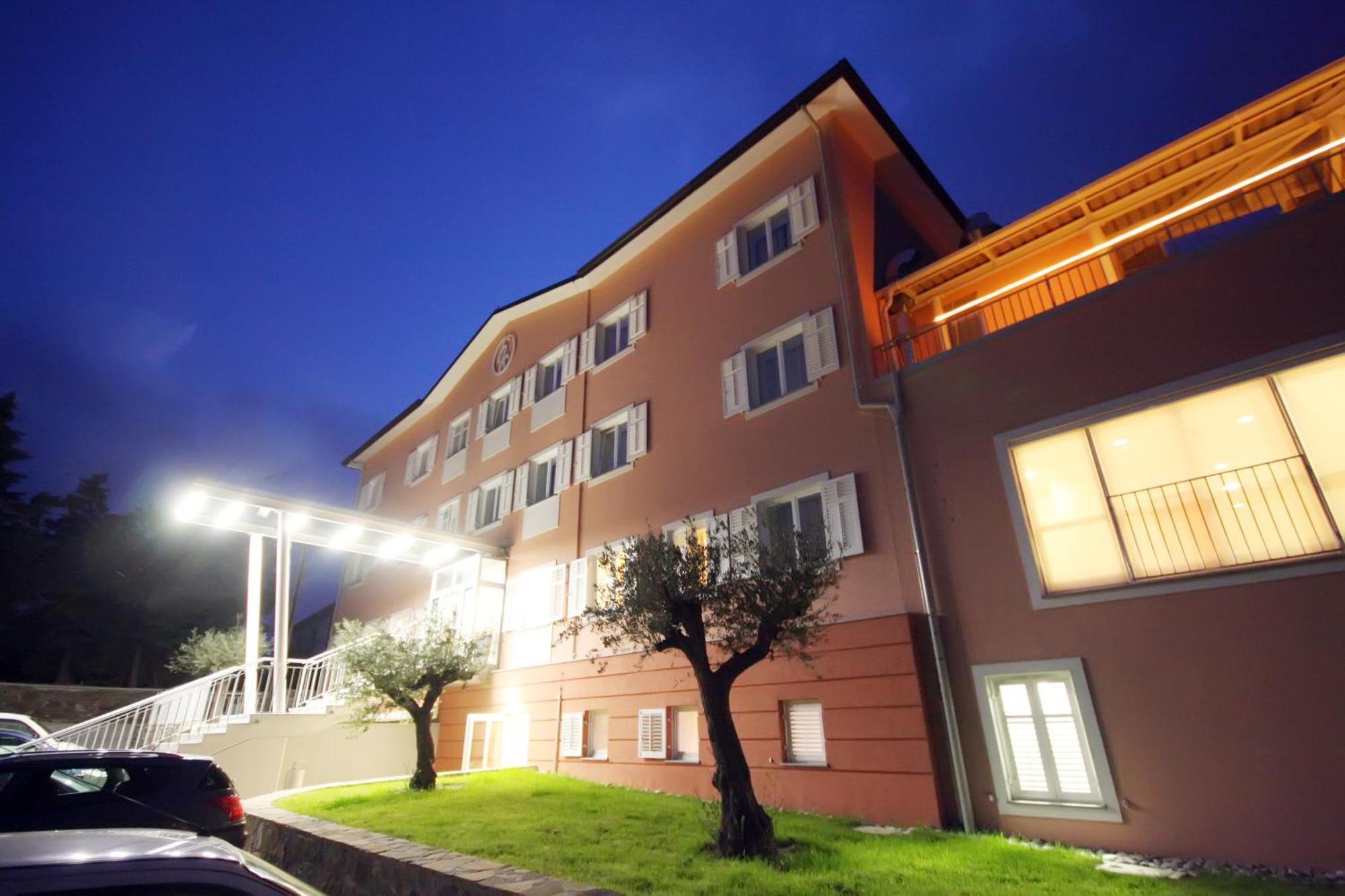 Hotel Kozana Dobrovo Luaran gambar
