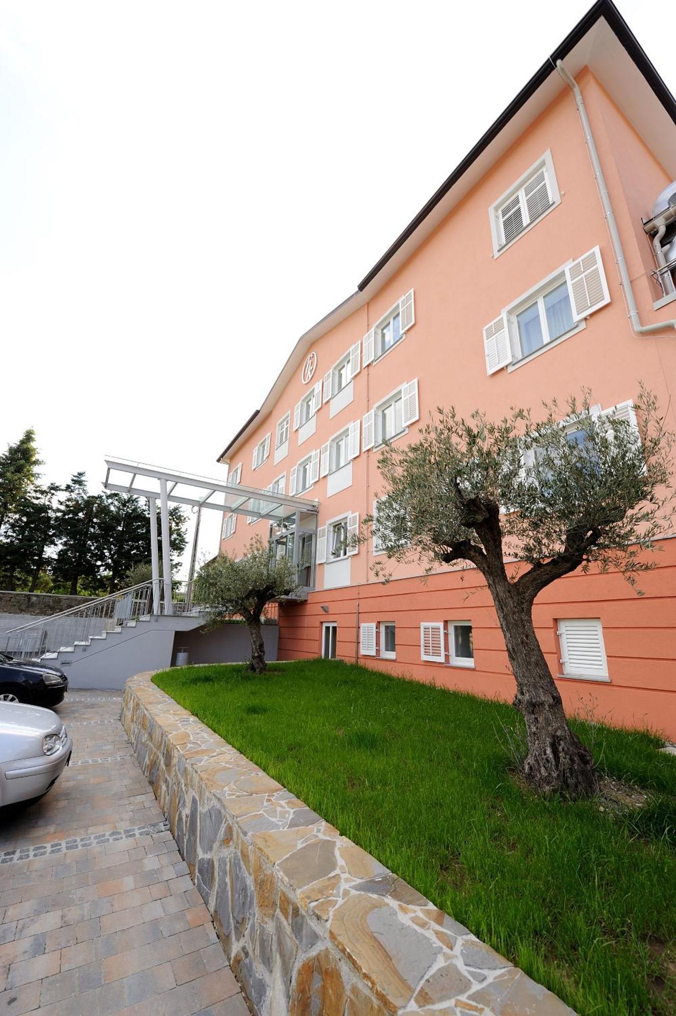 Hotel Kozana Dobrovo Luaran gambar